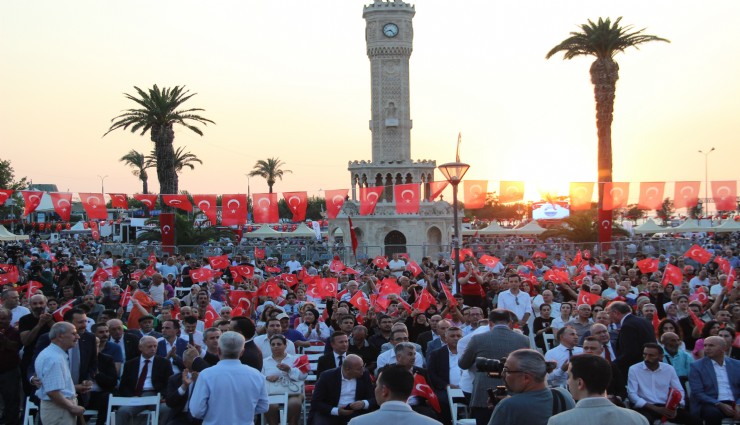 15 Temmuz Demokrasi ve Milli Birlik Günü'nde binlerce İzmirli Konak Meydanı'nı doldurdu