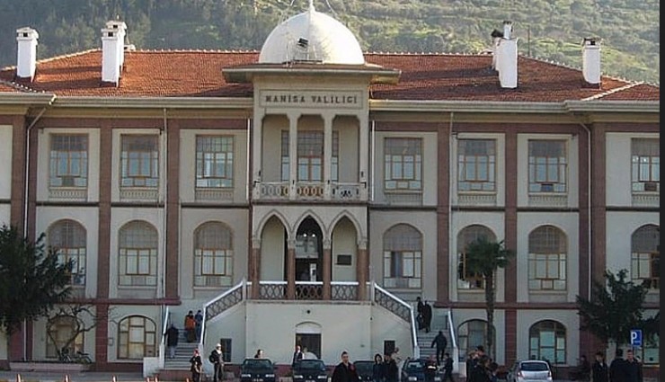 Deprem Manisa’da da etkili oldu: Evlerde çatlaklar, yollarda göçme