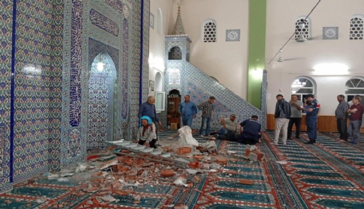 Depremde zarar gören camiyi incelemek istedi: Üzerine malzeme düşmesi sonucu hayatını kaybetti