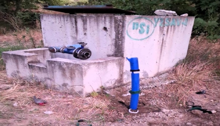 Tarlasından geçen boruyu baltayla parçaladı