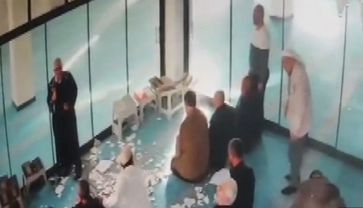 Şanlıurfa'da camide tavan alçısı cemaatin üzerine düştü