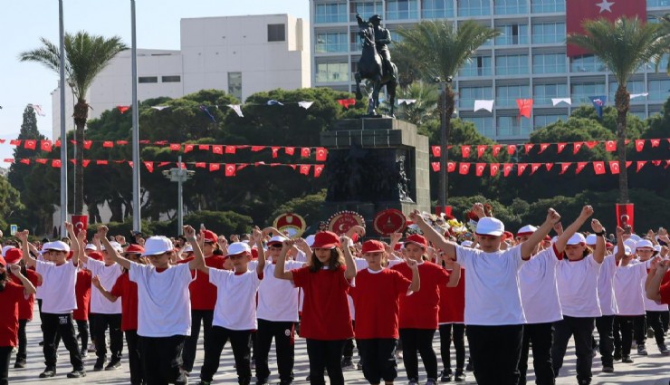 İzmir'de büyük coşku ; Cumhuriyet Bayramı kutlamaları başladı