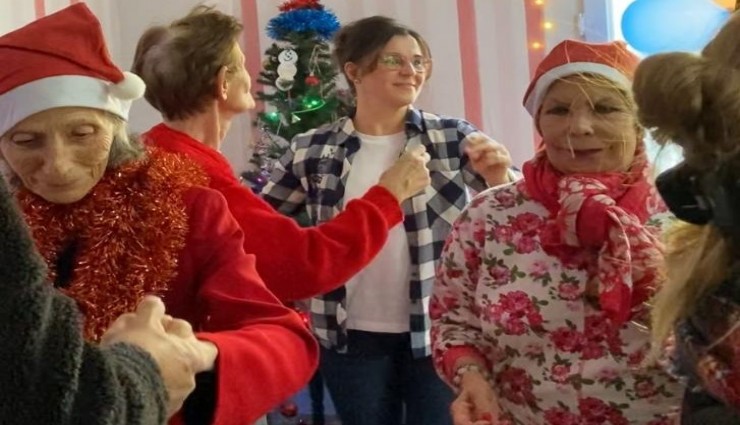Huzurevi sakinlerinden benzersiz yılbaşı eğlencesi