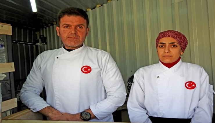 Depremzede aile Çeşme'de poğaça-börek satarak hayata tutundu