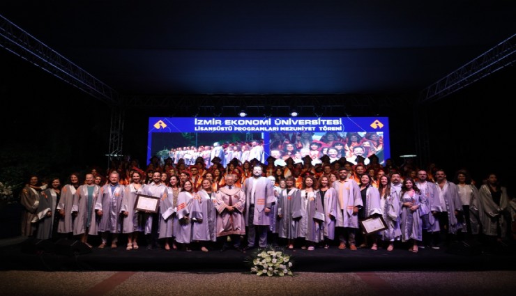 İEÜ'de yüksek lisans ve doktora öğrencileri diplomalarını aldı