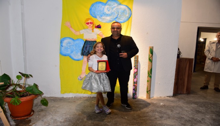 9 yaşındaki genç sanatçının sergisi yoğun ilgi gördü