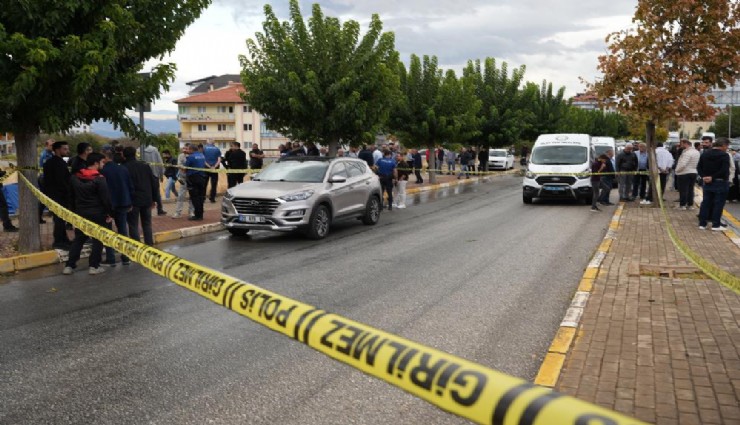 Aracından inip intihar etti