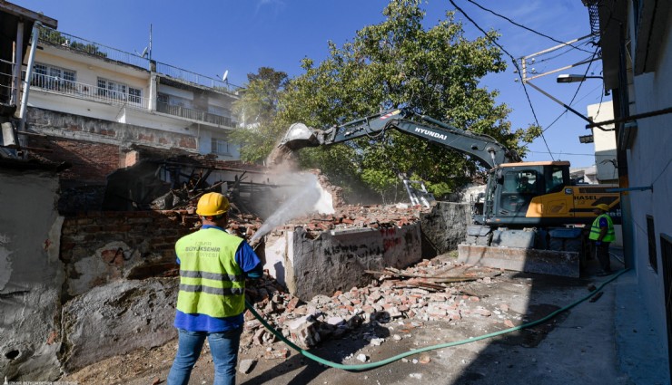 Ballıkuyu dönüşüm bölgesindeki metruk yapılar yıkılıyor