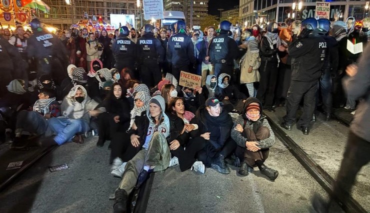 Berlin’de İsrail’in Gazze yardım filosuna saldırısı protesto edildi