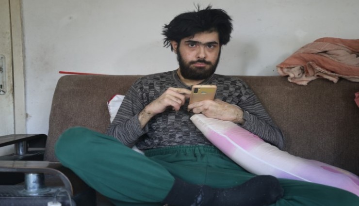 Ekran başında kaybolan bir hayat: Kendini eve kapattı, 3 yıldır dışarı çıkmıyor, banyo bile yapmıyor