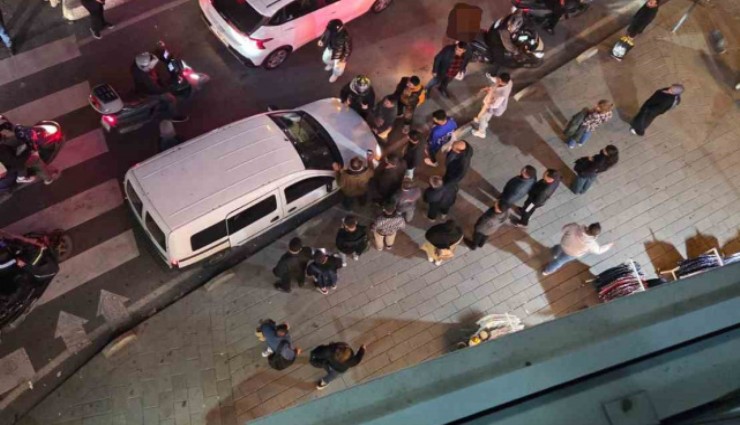 Esenyurt'ta yol verme tartışması: Kadın motorcuyu kaputunda sürükledi