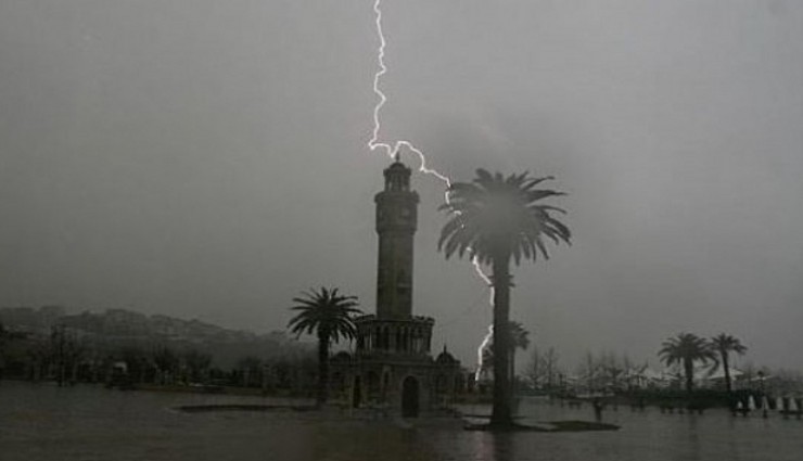İzmir'e beklenen yağış geldi: Kurak geçen yazın ardından kentte sağanak etkili oldu