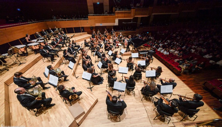 İzmir Oda Orkestrası yeni sezona kapalı gişe başladı