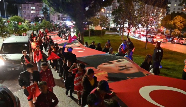 Karabağlar'da Coşkulu Cumhuriyet Korteji