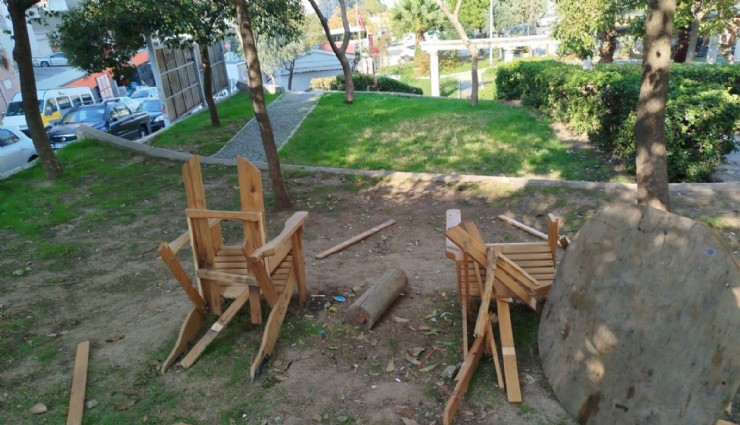 Konak Belediyesi'nin baştan sona yenilediği parktaki banklar paramparça edildi