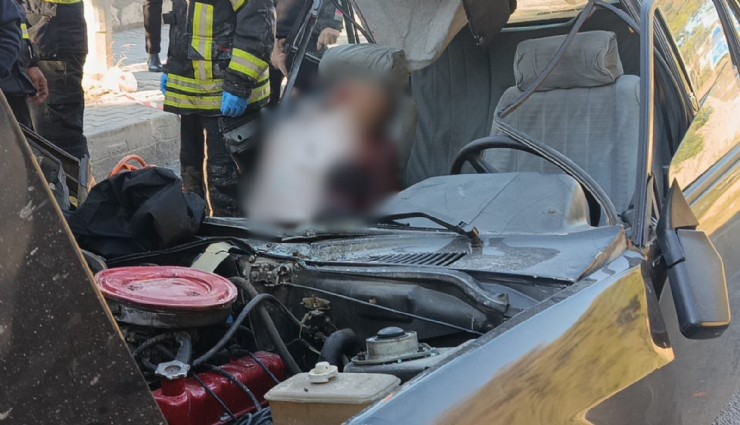 Kontrolden çıkan otomobil park halindeki kamyonete ok gibi saplandı