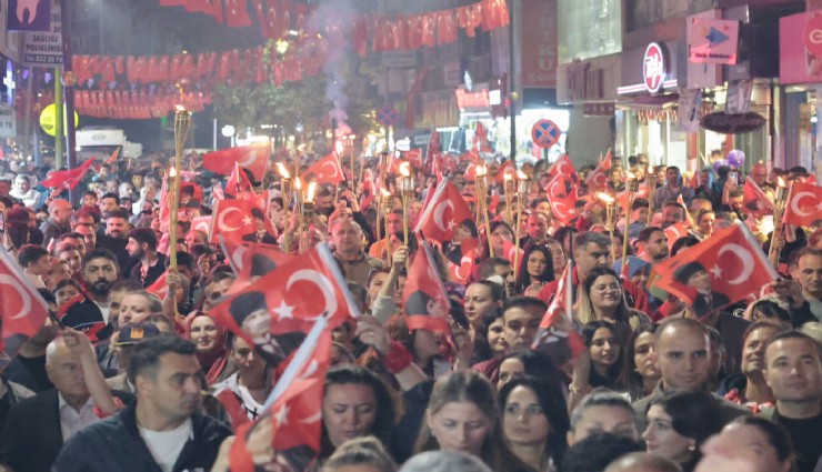 Menemen'de binler, Cumhuriyet sevgisiyle yürüdü