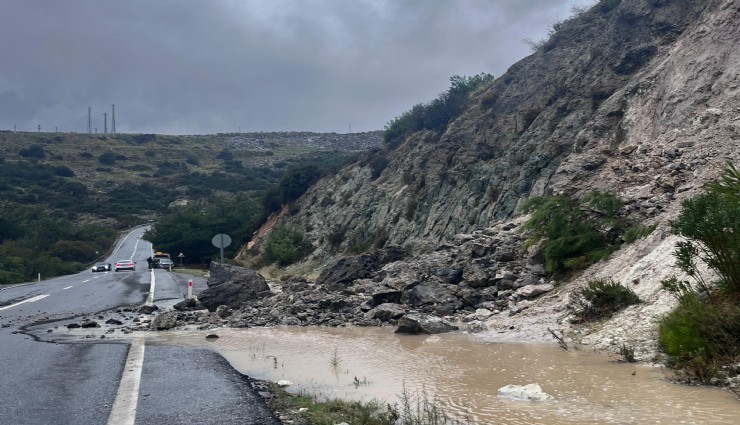 Şiddetli yağış Foça ve Aliağa’yı vurdu: İzmir yolunda yer yer heyelanlar oldu