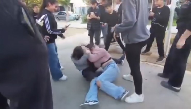 Buca'da ortaokulda iki kız öğrenci saç saça birbirine girdi