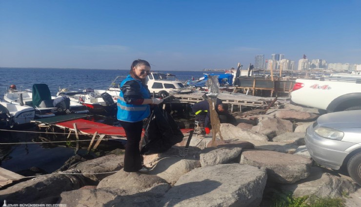 Doğaseverler Karşıyaka'da kıyı temizliği yaptı