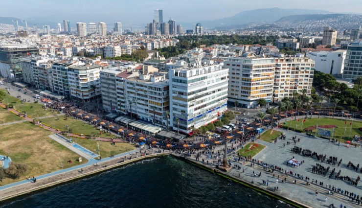 İzmir, Ata’sına yürüyor: 350 metrelik dev posterle saygı yürüyüşü