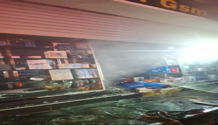 İzmir'de cep telefonu aksesuar mağazasında yangın
