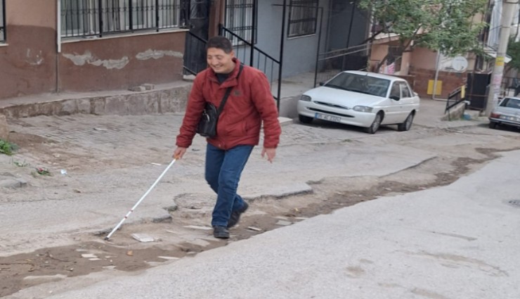 İzmir’de yaşayan görme engelli Ali Yüksel, evinin sokağında kapatılmayan çukurlara çözüm bekliyor