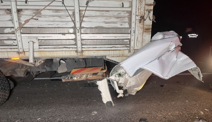 Kamyonete arkadan çarpan otomobil hurda yığınına döndü: 1 ölü, 2 yaralı