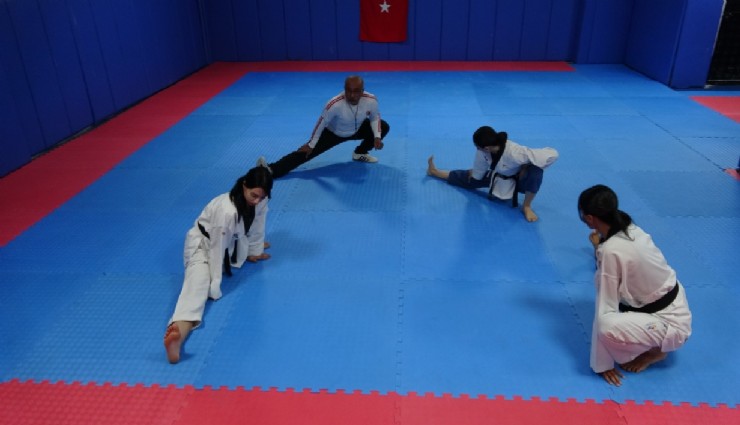 Tekvandocu babanın vakit geçirsinler diye salona götürdüğü 3 kızı milli tekvandocu oldu