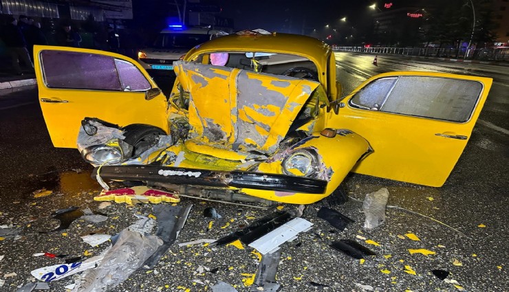 Uşak'ta otomobil ile otobüs çarpıştı: 1'i ağır 3 yaralı