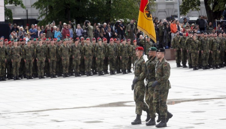 Almanya'da yeni yılda 18 yaşındaki gençlere askerlik formu gönderilecek