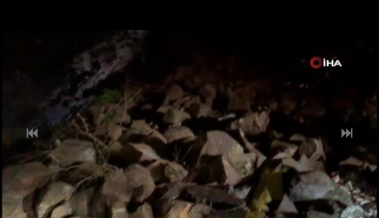 Artvin'de heyelan: Borçka-Hopa karayolu ulaşıma kapandı