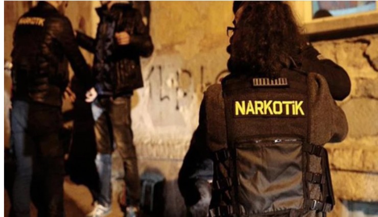 Çeşme’de hareketli saatler: Ruhsatsız silah ve uyuşturucu operasyonu