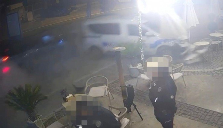 Çeşme'de otomobilin polis aracına çarptığı anlar kameraya yansıdı