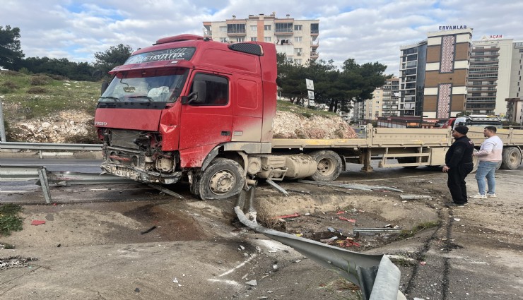 İzmir'de korku dolu anlar: Tır orta refüjü aşıp karşı yola girdi