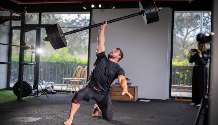 İzmirli Antrenör Burak Yazgı’dan tarihi başarı: Turkish Get-Up’ta Guinness rekoru