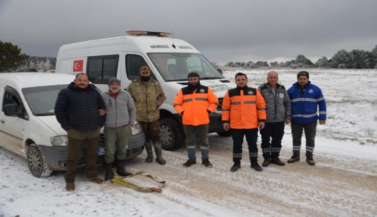 Manisa'da üç avcıyı donmaktan kurtardılar