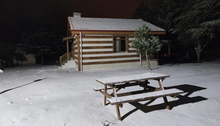 Spil Dağı Milli Parkı'na mevsimin ilk karı yağdı