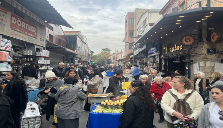 Tarihi Kemeraltı Çarşısı'nda yılbaşı yoğunluğu