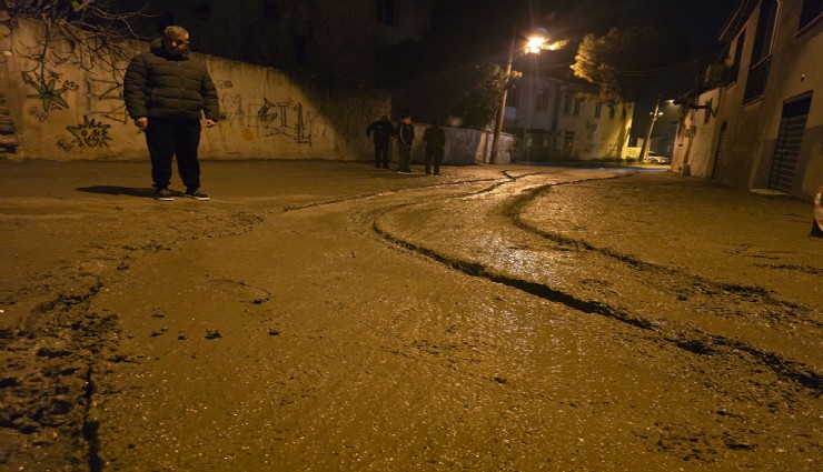 Yeni dökülen beton yolda sabotaj iddiası: Motosikletli zemini boydan boya tahrip etti
