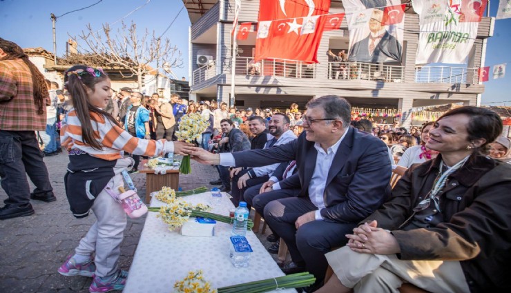 Çiçeğin başkenti Bayındır festivalle renklendi:  Üreticilerden Başkan Tugay'a 