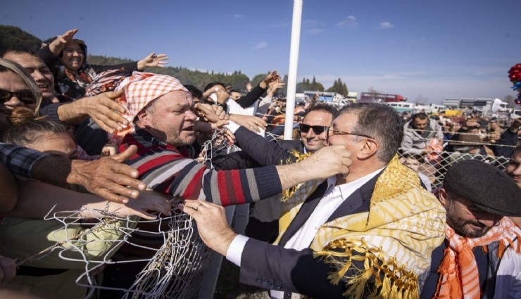 İhraç edilen beş teğmeni iş daveti yapan Tugay’a İzmirlilerden büyük destek: Alnından öpebilir miyim?