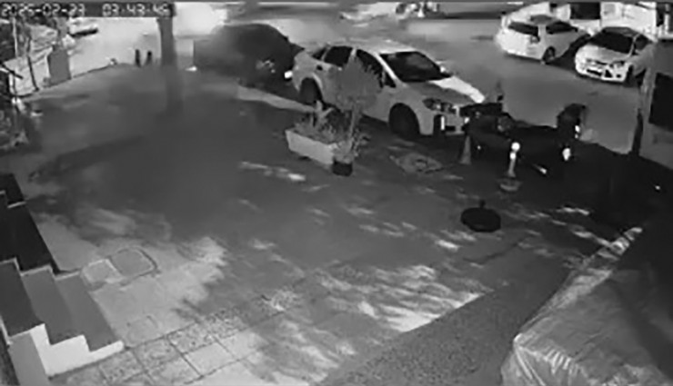 İzmir'de otomobil ve kamyonet çapıştı: 2 kişinin öldüğü feci kaza kameraya yansıdı