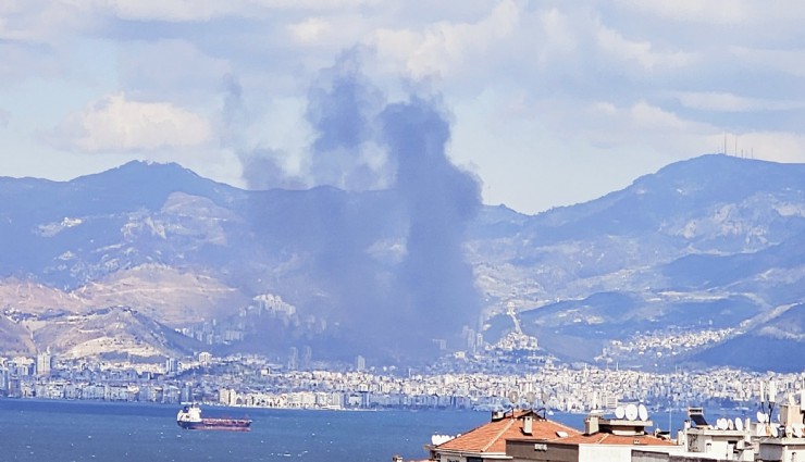 Karşıyaka'da yangın: 5 itfaiye ekibi müdahale ediyor