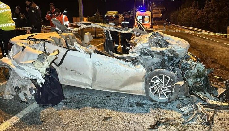 Kazada hurdaya dönen araçtan çıkamadı