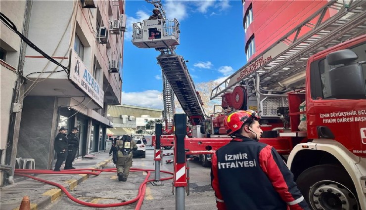 Konak'ta iş hanında çıkan yangında 26 kişi ve 1 kedi kurtarıldı