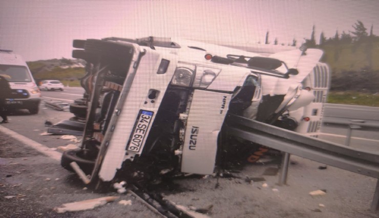 Akhisar'da et yüklü tır devrildi: 1 ölü