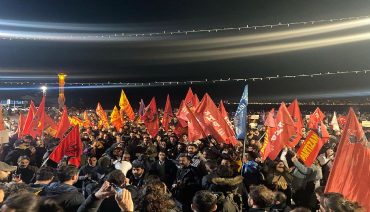 Dokuz Eylül Üniversitesi öğrencileri Cumhuriyet Meydanı’na kampüsten 4 saatlik yürüyüşle katıldı