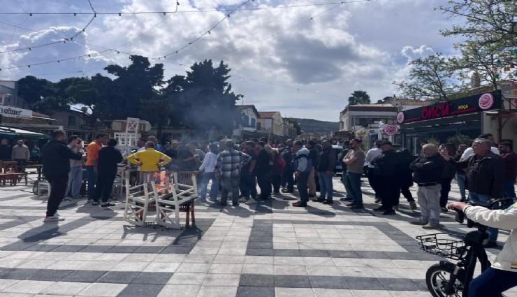 Foça'da belediye başkanını protesto eden esnaf, masa ve sandalye yaktı