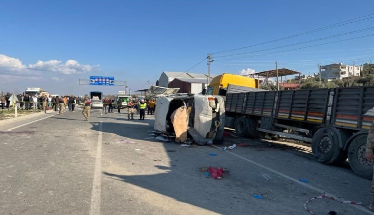 Hatay’da katliam gibi kaza: Yolcu servisi park halindeki tıra çarptı, 6 ölü, 8 yaralı